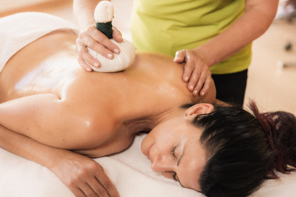 Eine Frau liegt und erhält eine Massage