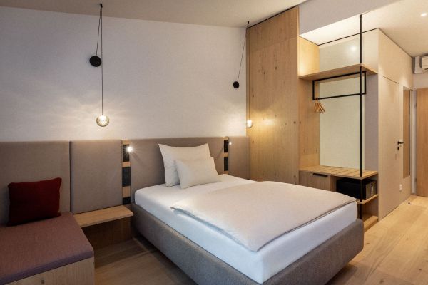 Wohnraum in der Suite des Hotels mit blauen Details