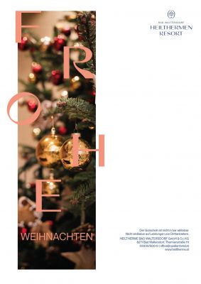 Gutschein mit dem Bild von Weihnachtsbaumästen mit weißen Kugeln darauf