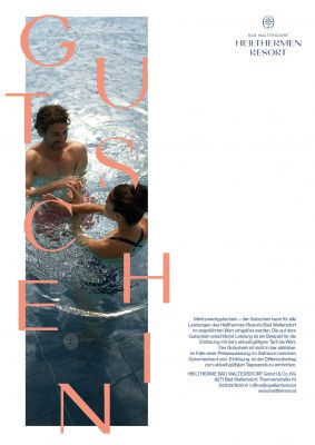 Gutschein mit Bild von Weihnachtsbaumästen mit Weihnachtskugeln darauf